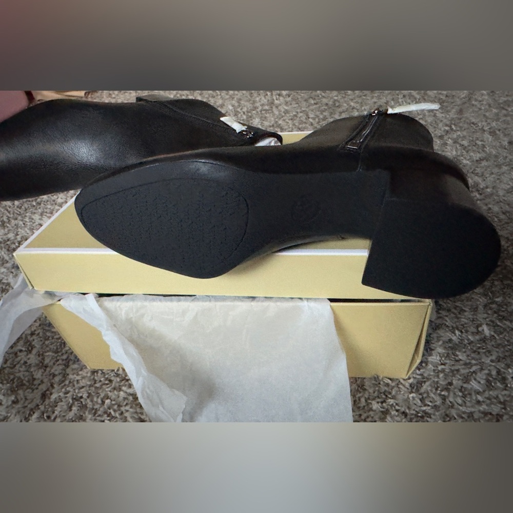 NWT New In Box MICHAEL MICHAEL KORS
Alane Pebbled Leather Ankle Boot Size 8.5 - Picture 9 of 11